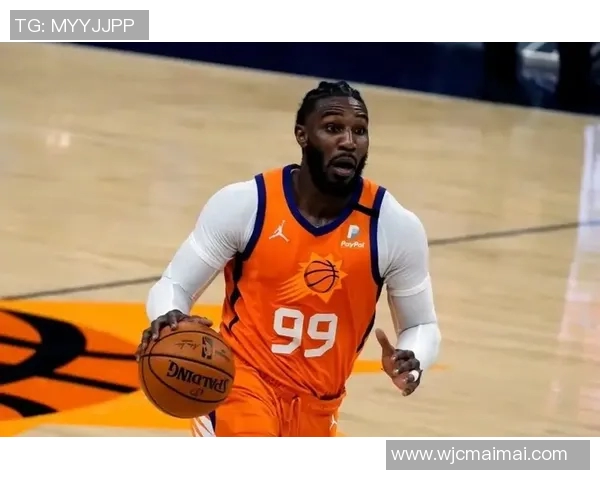 季前赛迎战湖人太阳队晒出登机照布克帅气亮相马威橙色短裤引关注